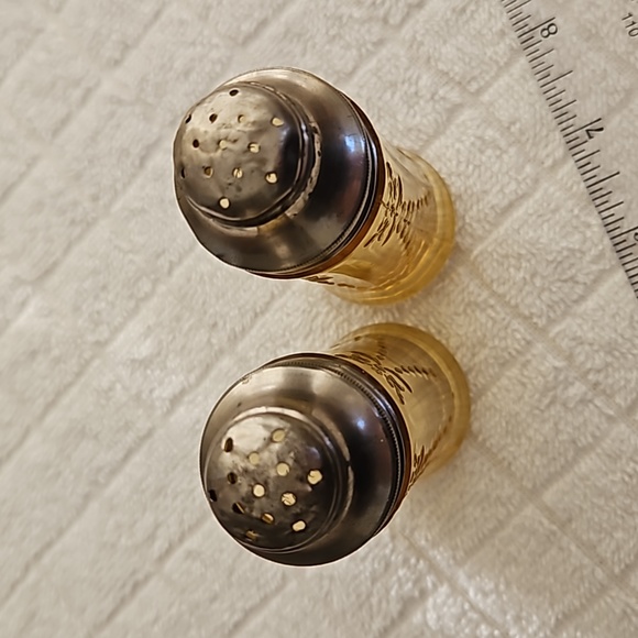 Madrid Pattern Amber Colour Salt and Pepper Shakers Depression Glass Vintage - Picture 4 of 7